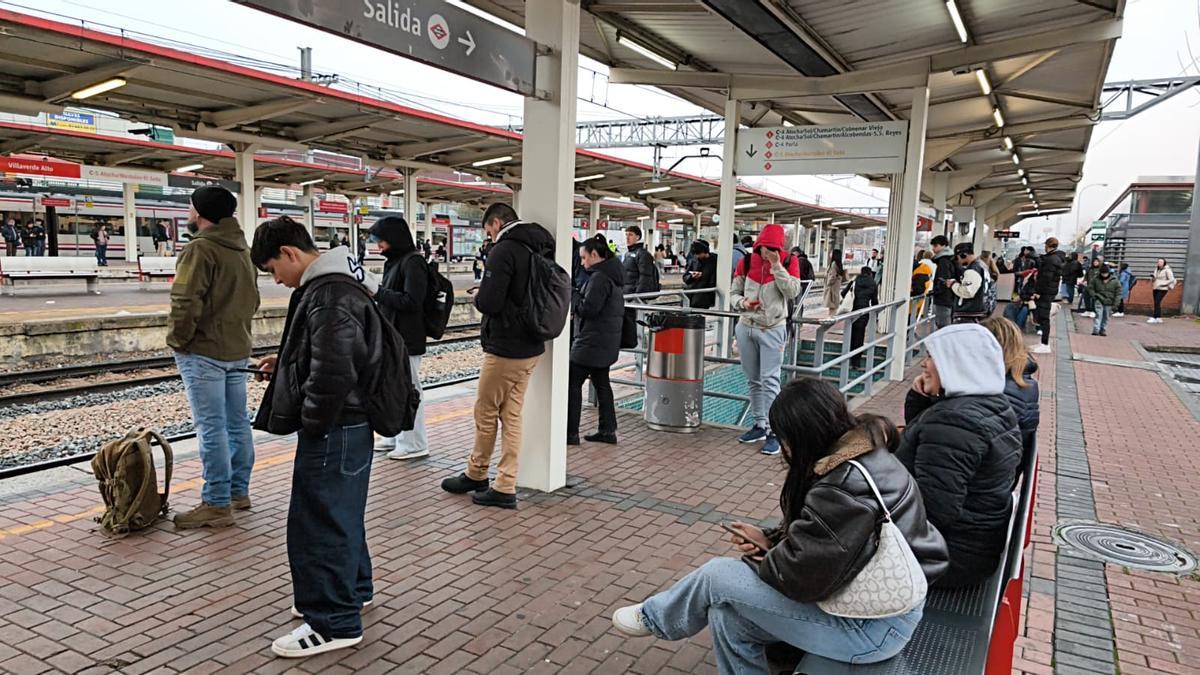 Pasajeros esperando al cercanías en la C-5 Madrid.