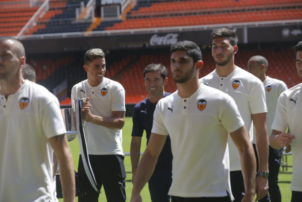 El rey Felipe VI felicita a la plantilla del Valencia CF por conseguir la Copa