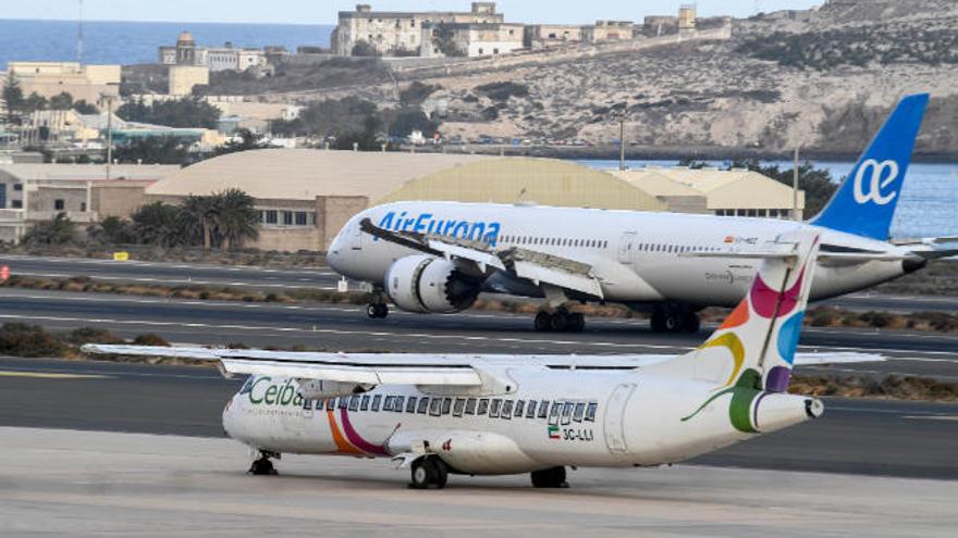 Dos aviones toman tierra en el aerpuerto de Gran Canaria.