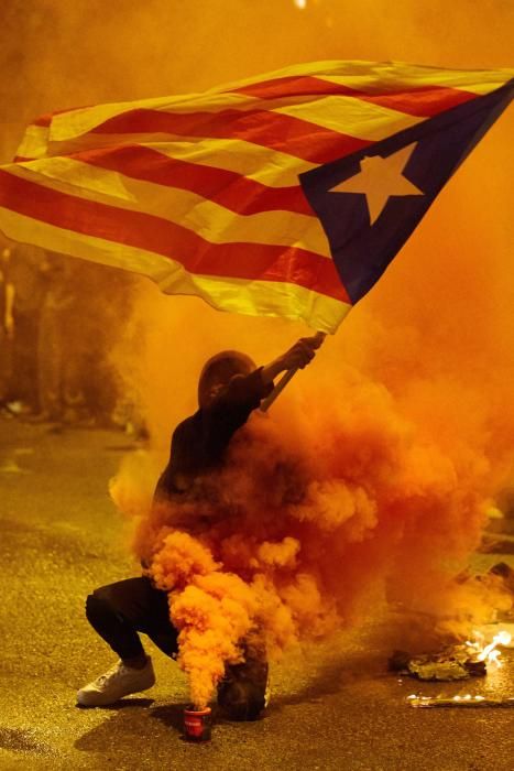 Manifestants violents cremen barricades al centre de Girona