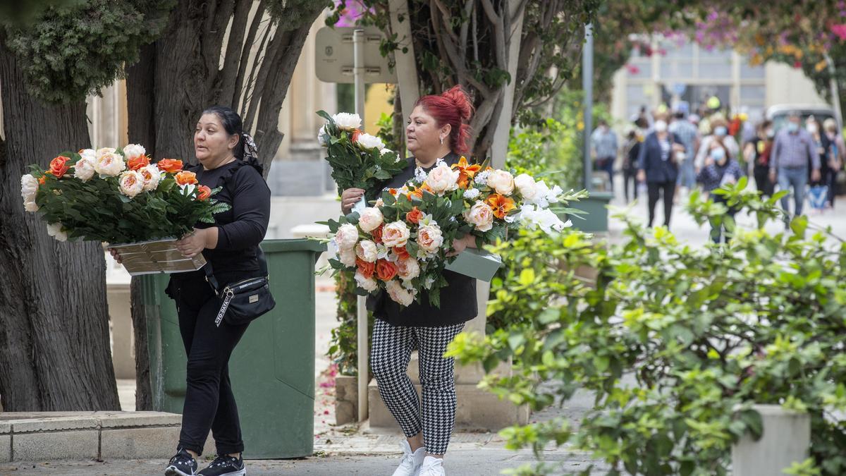 Día de Todos los Santos en el Cementerio de Alicante