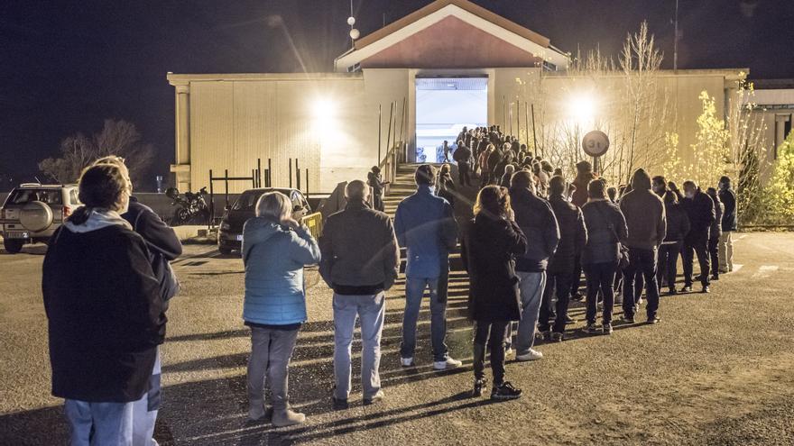 Llargues cues al Palau Firal de Manresa per vacunar-se contra la covid