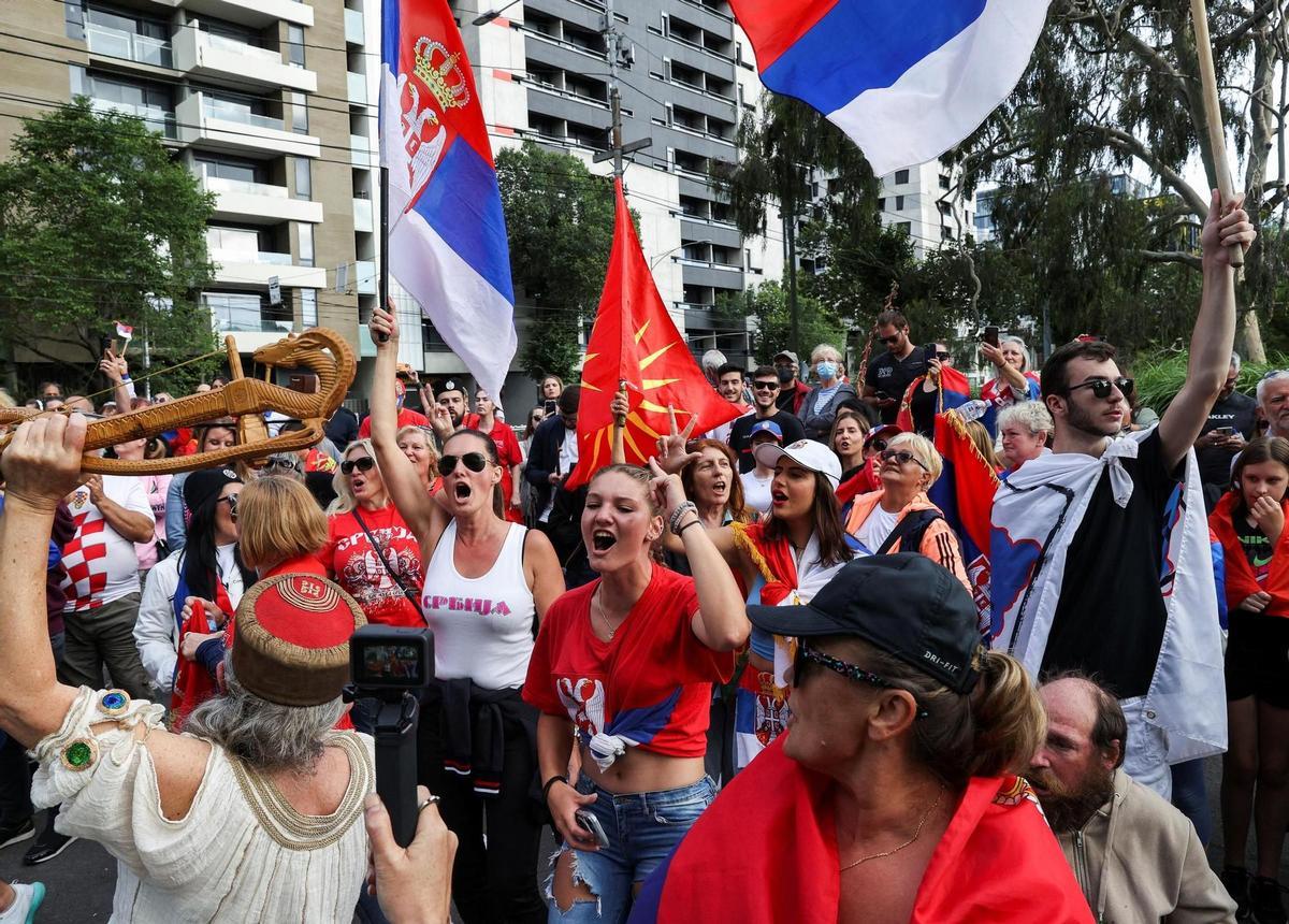 Seguidores de Djokovic bailan y cantan para reclamar la libertad del tenista en Australia