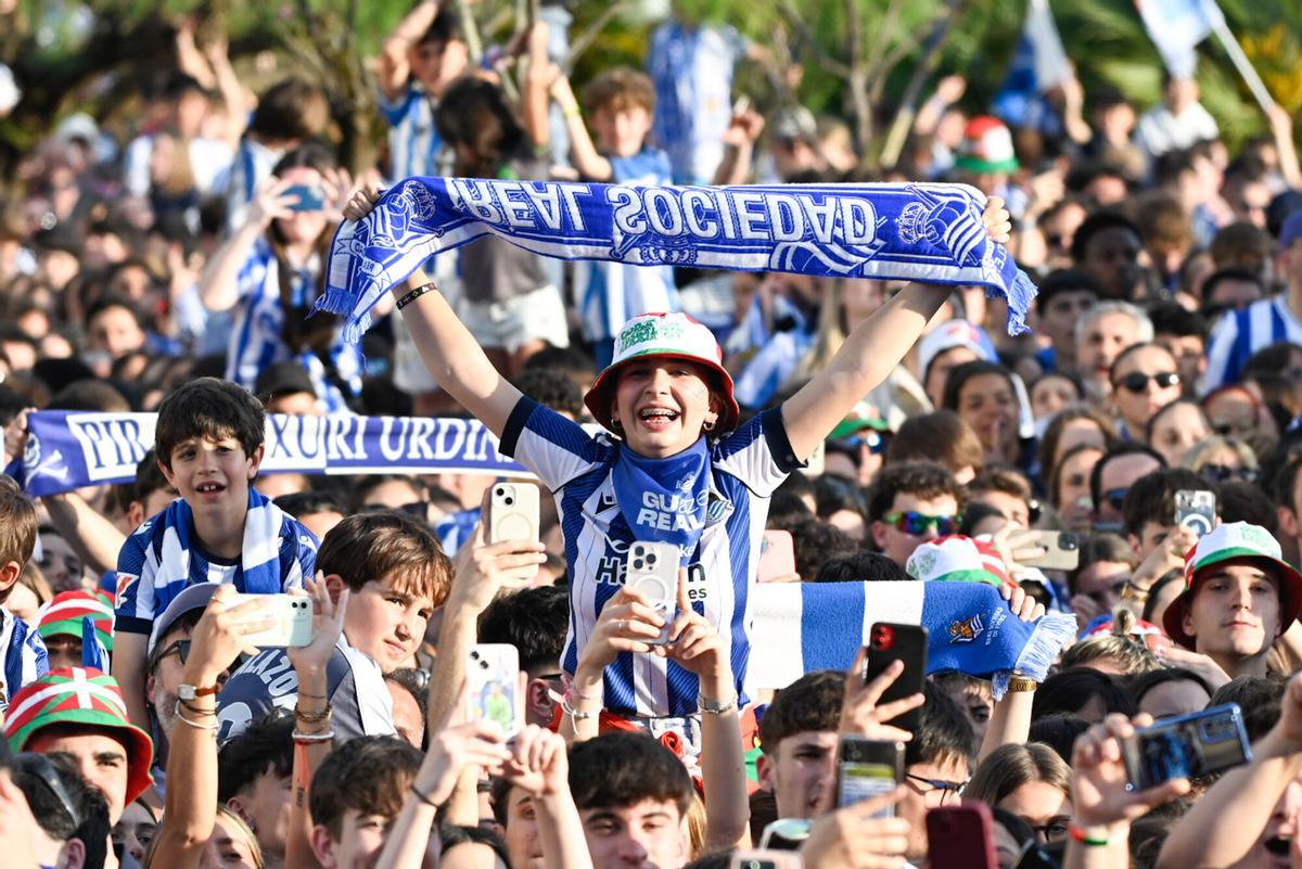 Varios aficionados de la Real Sociedad durante la celebración del equipo por la victoria en la Copa del Rey Varios aficionados de la Real Sociedad durante la celebración del equipo por la victoria en la Copa del Rey