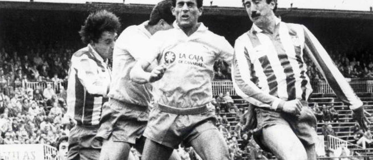 Sergio Marrero, con la elástica de la UD, despeja de cabeza, ante el acoso del ya fallecido Arteche en el Calderón, el 17 de abril de 1988 en la derrota (1-0).