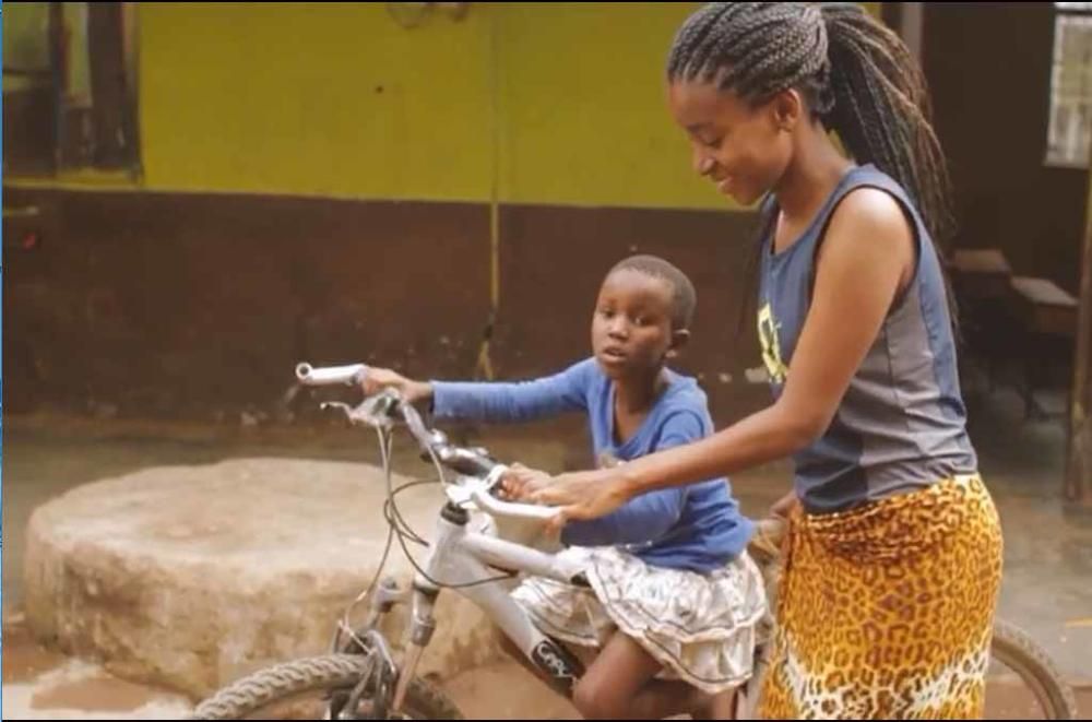 Los niños del orfanato para los que la ONG Juntos recogió cerca de 300 bicicletas aprenden, entre risas, a montar en ellas