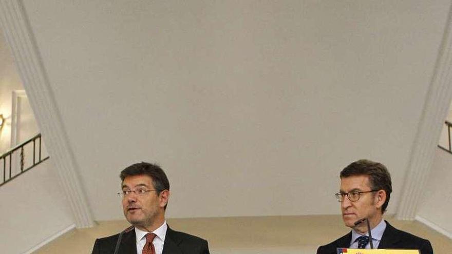 Rafael Catalá y Feijóo, ayer, tras la reunión en Madrid. // Efe