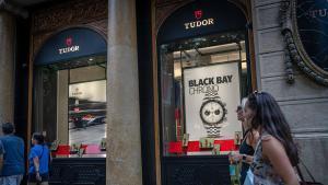 Imágenes de recurso de relojes de alta gama y escaparates de boutiques de relojería de lujo en el Passeig de Gràcia de Barcelona, con detalles de modelos exclusivos, vitrinas y el ambiente comercial de una de las principales avenidas del lujo de la ciudad. Sociedad. Barcelona, 10 de julio de 2026. AUTOR: Manu Mitru | EPC