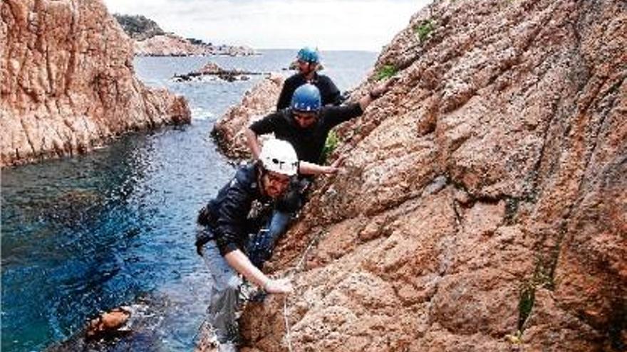 Imatge d&#039;arxiu d&#039;uns usuaris de la via ferrada de la cala del Molí.