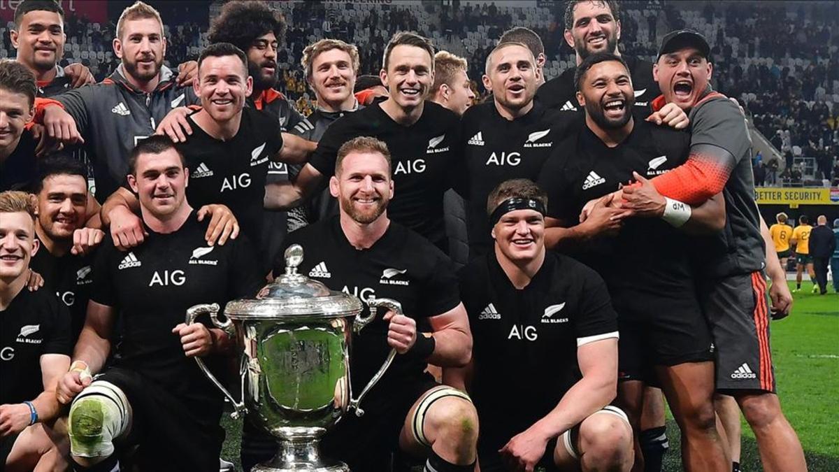 Los All Blacks de Nueva Zelanda, con el trofeo