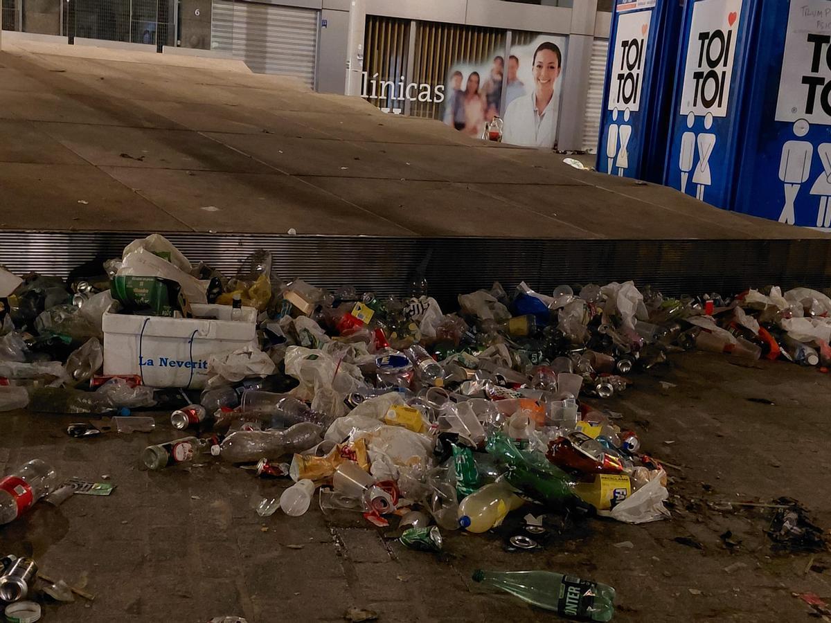 Basura cumulada en la plaza de Brujas