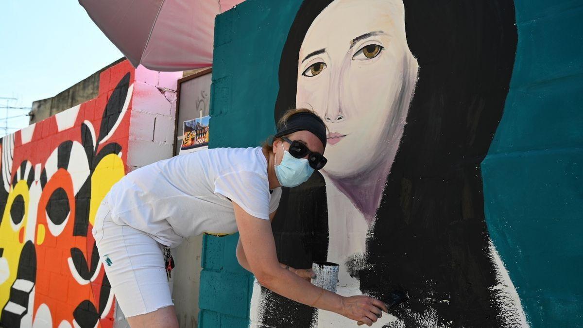 El mural de la poeta extremeña Carolina Coronado en la calle Afligidos de Badajoz pintado por Annie Mambö