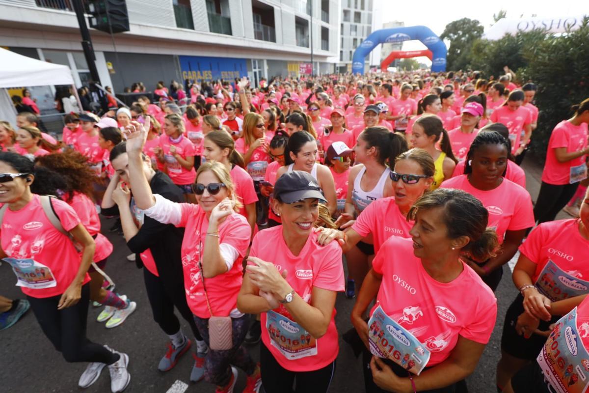 En imágenes | La Carrera de la Mujer llena de rosa el centro de Zaragoza