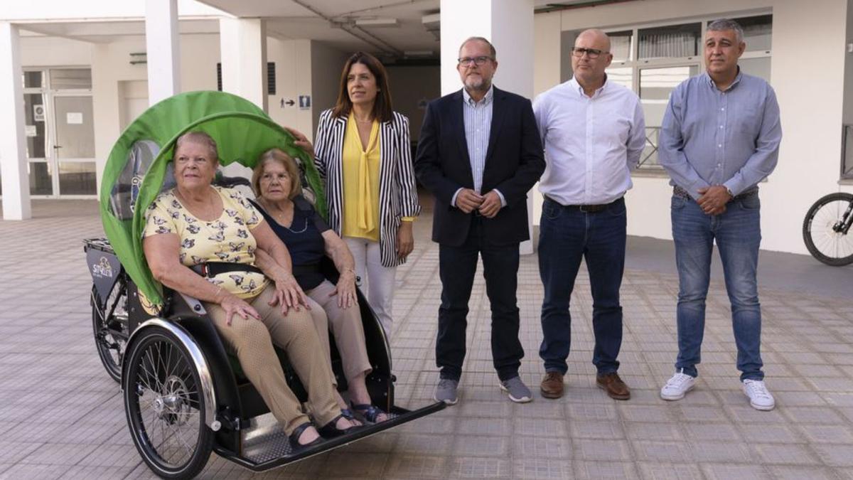 Herández y Ramírez junto a dos personas mayores que realizaron el recorrido. | | LP/DLP