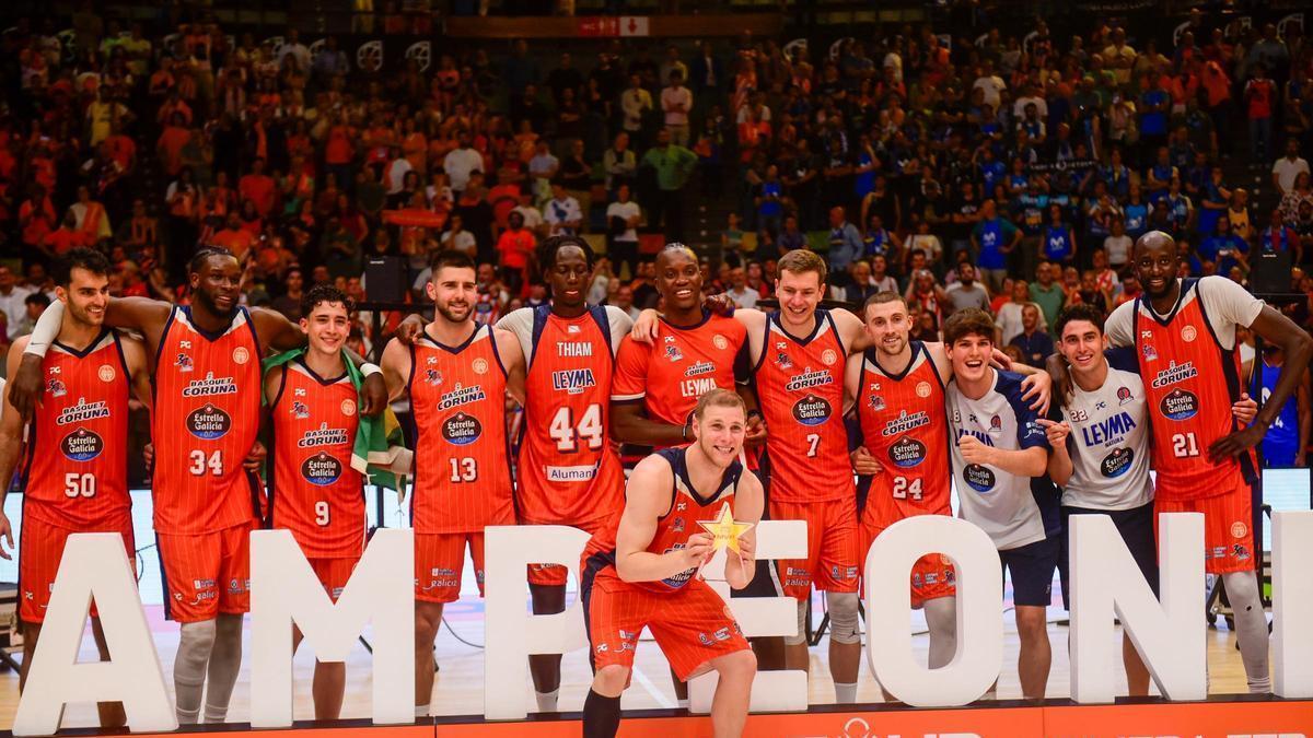 Paul Jorgensen, con el trofeo de MVP por delante de sus compañeros del Leyma Básquet Coruña.