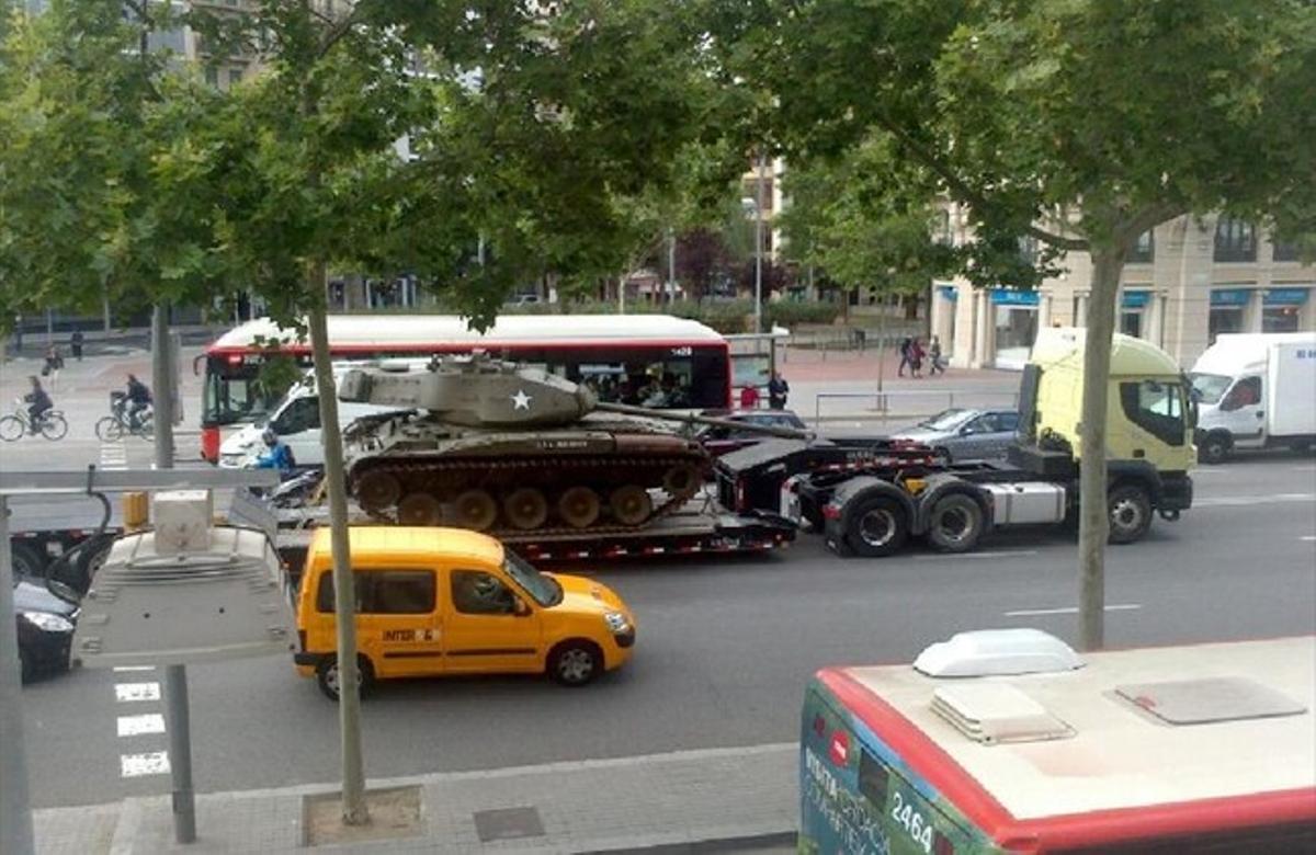 Carro de combat M-41, que va participar en les guerres de Corea i Vietnam, arribant escortat per la Urbana per l’avinguda Paral.lel al recinte de Fira Barcelona de Montjuïc, on participarà en la macroexposició ’Còmics en guerra’ del saló del Còmic.