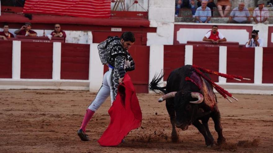 Morante de la Puebla cortó dos orejas al cuarto toro de la tarde, segundo de su lote. | José Luis Fernández