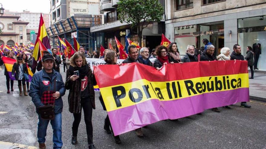 Cuatrocientas personas claman por la República