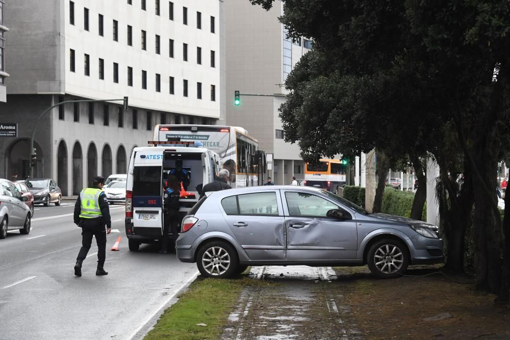 El vehículo se salió de la vía y chocó contra una columna.