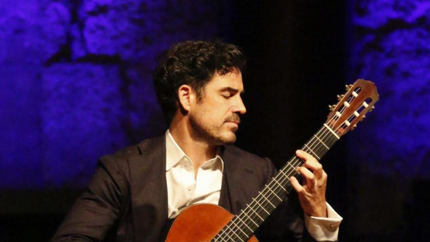 Entrevista con el guitarrista Pablo Sáinz Villegas: &quot;La guitarra forma parte de nuestra historia, igual que el Prerrománico&quot;