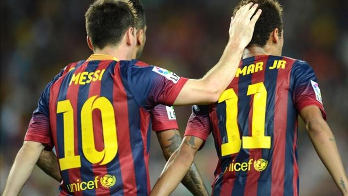 Messi y Neymar, tras un gol del Barça al Sevilla.