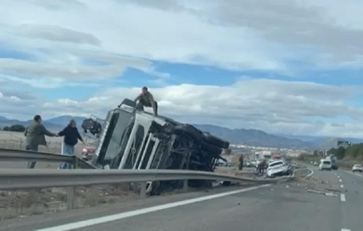 El camión volcado en la A-31 a la altura del Portitxol