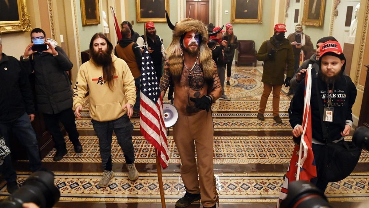 Manifestantes pro-Trump irrumpen en el Capitolio, este miércoles, donde se celebra la sesión para certificar la victoria de Biden.