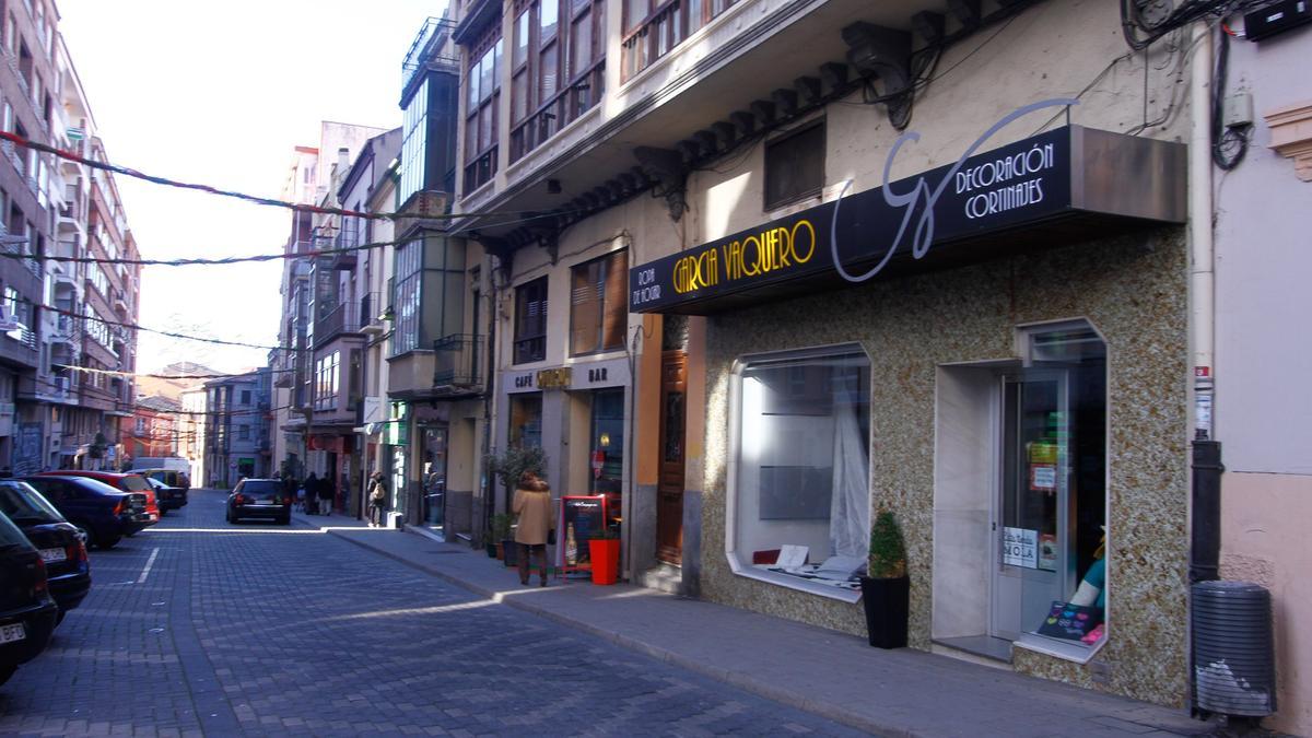 Calle del Riego, donde se encuentran los comercios asaltados.