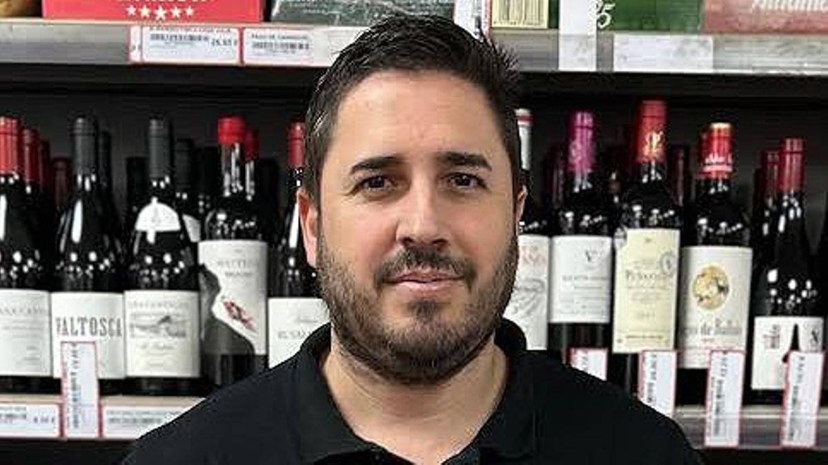 José Gálvez en su enoteca de La Alberca.