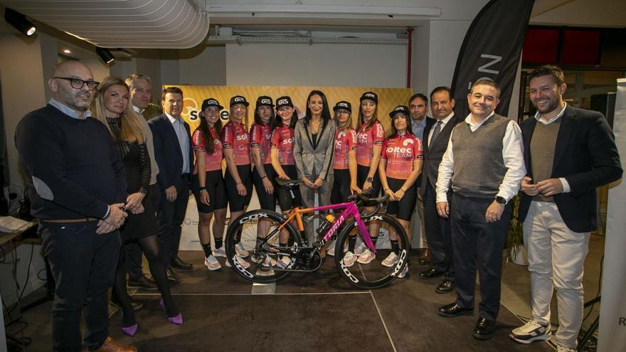 Ciclistas del equipo y patrocinadores, ayer en la presentación oficial. | FRANCISCO PEÑARANDA