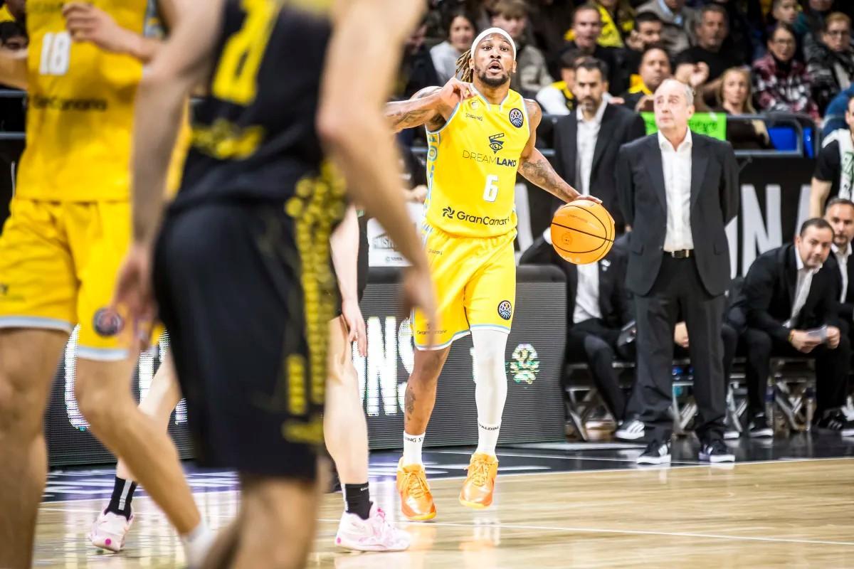 Andrew Albicy conduce el balón durante el partido de ayer en La Laguna.