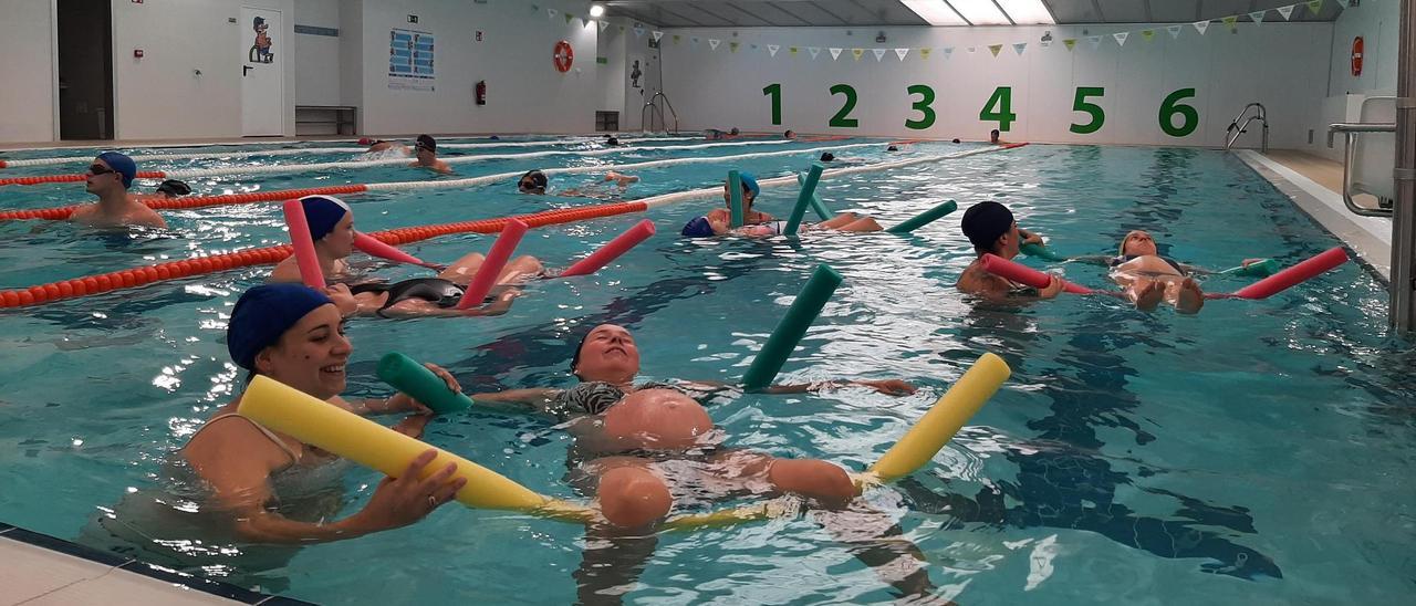Uno de los ejercicios de relajación que realizan las embarazadas al final de la sesión de gimnasia en la piscina de Bueu.