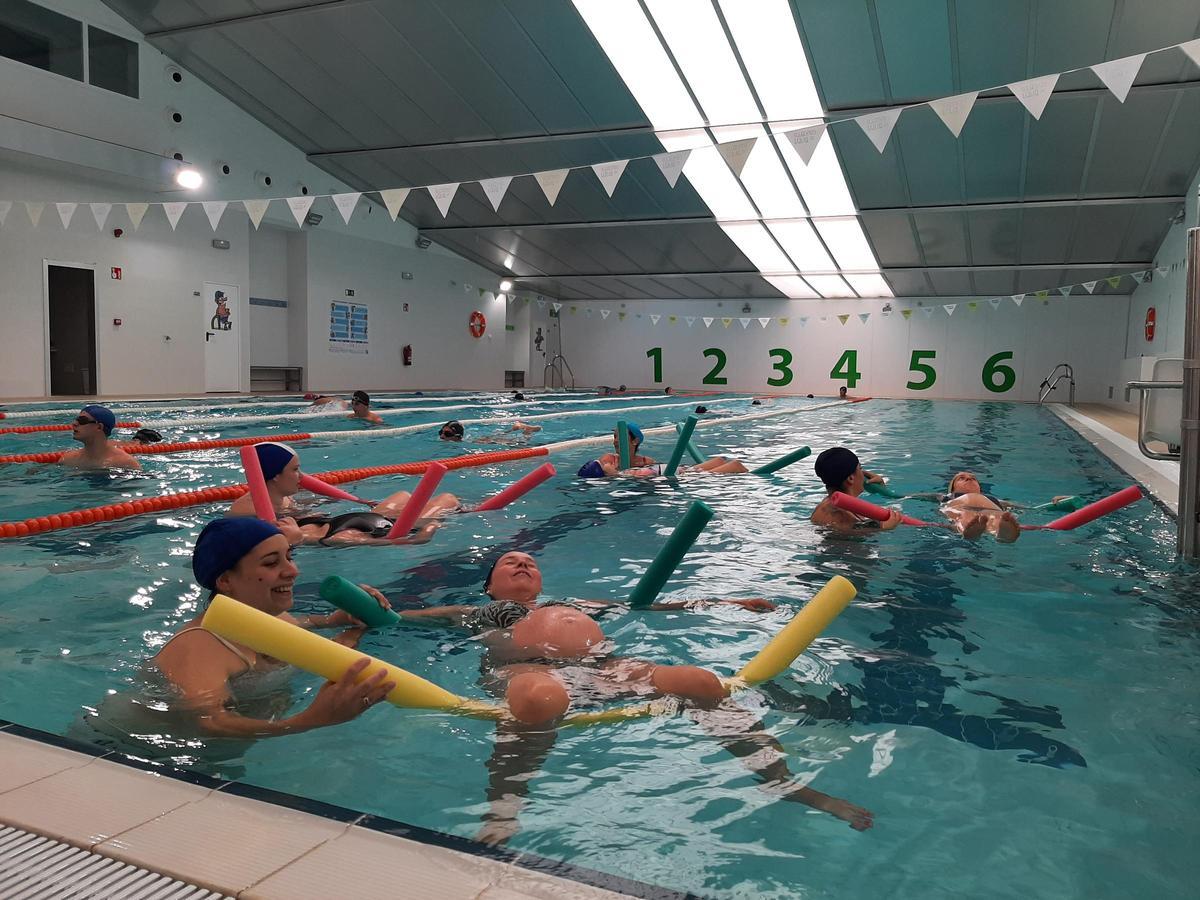 Uno de los ejercicios de relajación que realizan las embarazadas al final de la sesión de gimnasia en la piscina de Bueu.