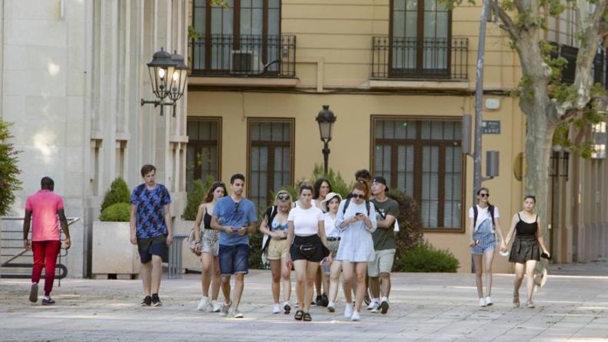 Jóvenes paseando por la Albereda, semanas atrás. | PERALES IBORRA