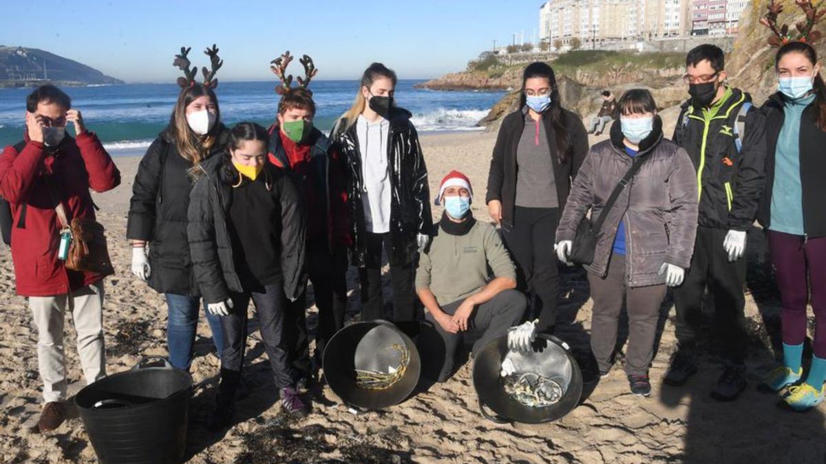 Down Coruña retira basura de la playa del Orzán | CARLOS PARDELLAS