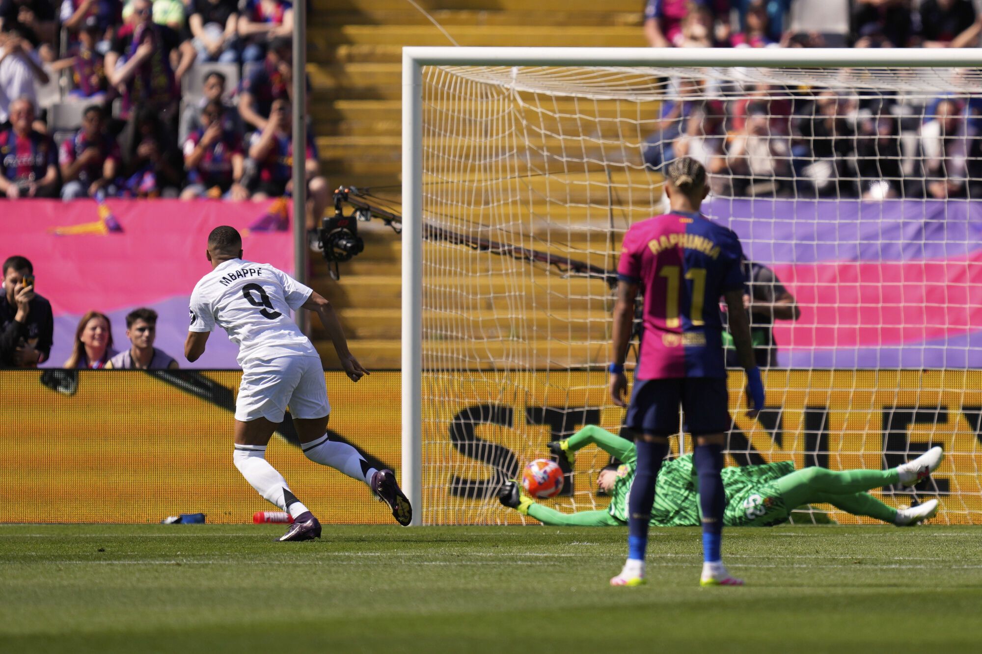 El Clásico de LaLiga EA Sports: Barcelona - Real Madrid.