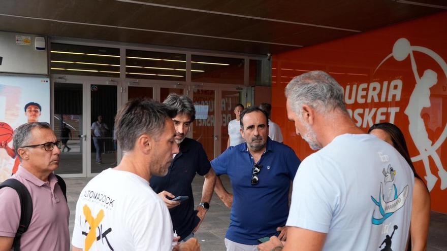 Llegan los primeros desalojados del incendio de El Saler a la Fonteta