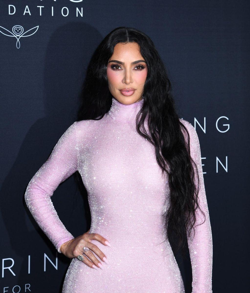 Kim Kardashian, de rosa brillante