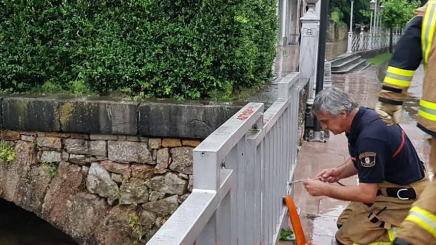 Los bomberos, tratando de achicar agua en el balneario.