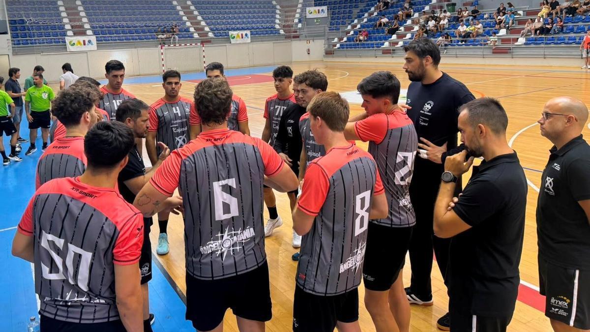 Toni Malla da instrucciones en un encuentro.