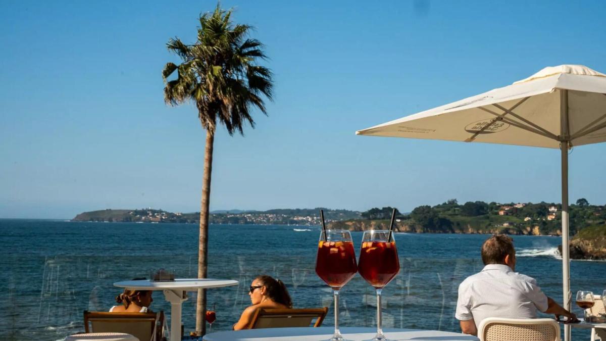 Parece California, pero está en A Coruña: la terraza 'oculta' de Bastiagueiro para brindar entre palmeras este verano