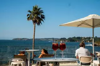 Parece California, pero está en A Coruña: la terraza 'oculta' de Bastiagueiro para brindar entre palmeras este verano