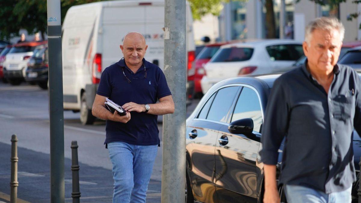 Jose Polo (en primer término) y Toño Pérez a su llegada al Palacio de Justicia de Cáceres para declarar como testigos por el robo millonario en su bodega. / CARLAGRAW