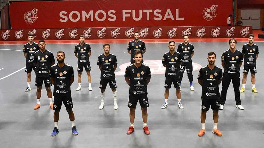 La plantilla del Palma Futsal posa ayer en la pista del pabellón Martín Carpena de Málaga.