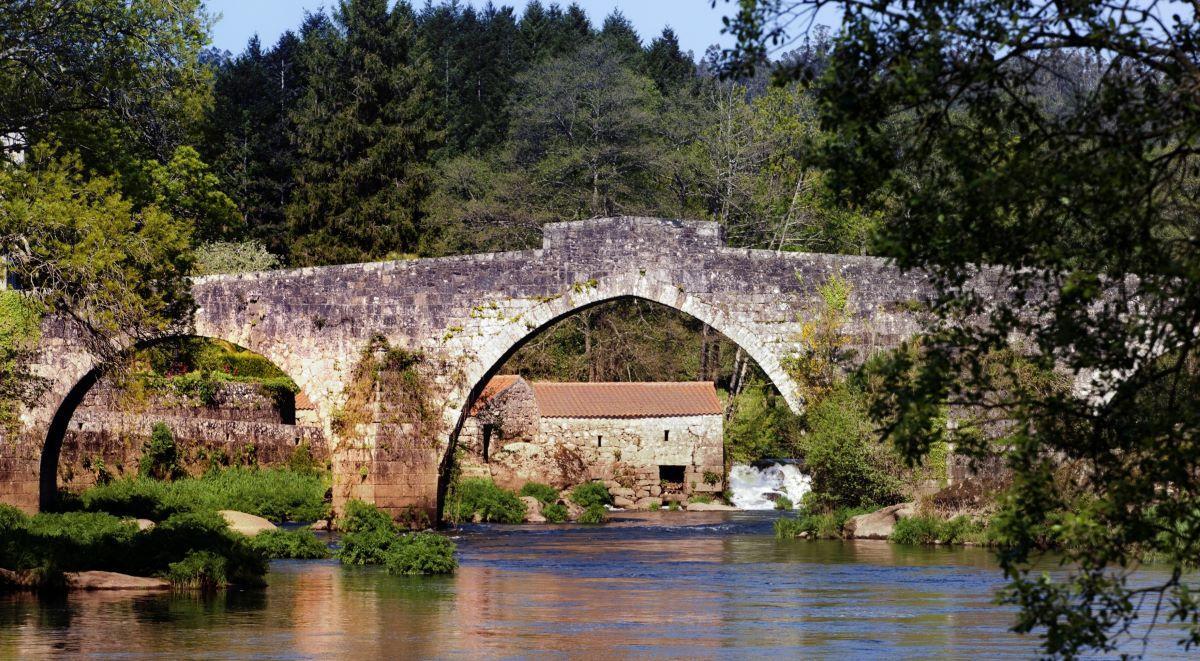 Este puente del siglo XIII sigue siendo un punto de paso importante en el Camino de Santiago.