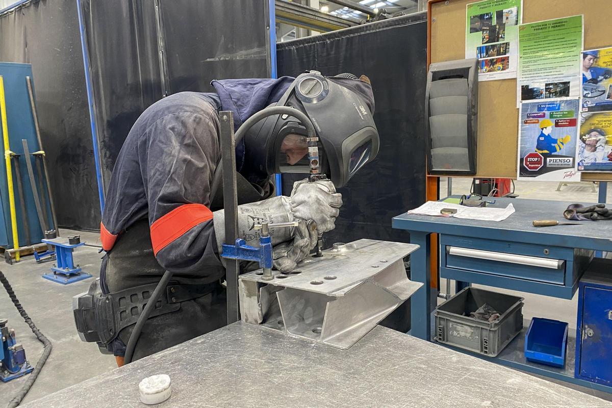 Un treballador en una fàbrica, en una imatge d’arxiu.