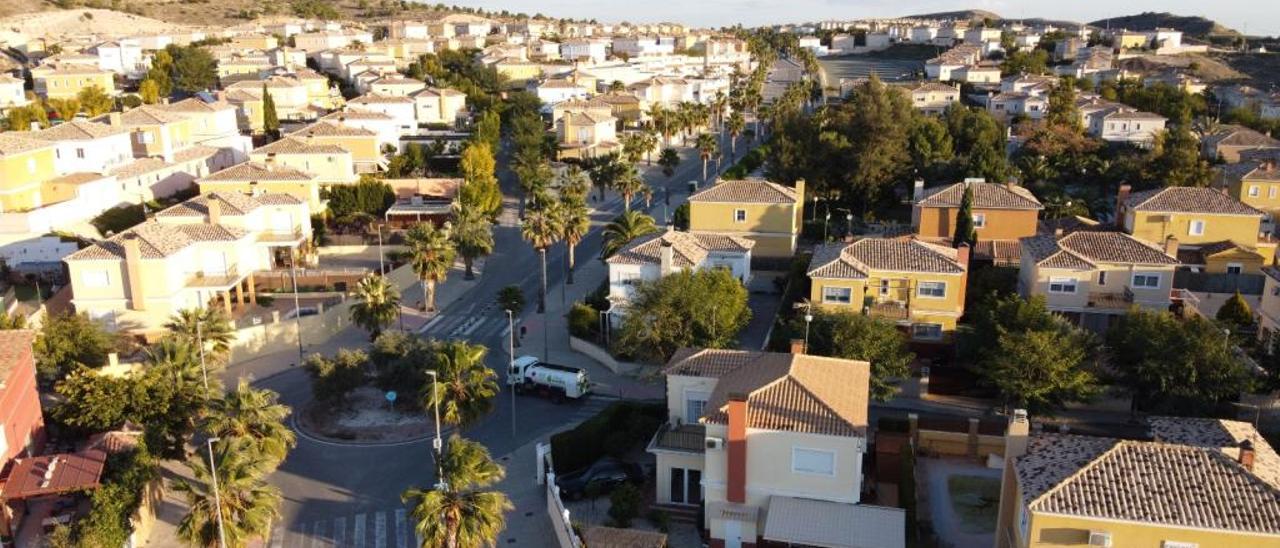 La urbanización Santa Elena se encuentra a un kilómetro de distancia del casco urbano de Aspe.