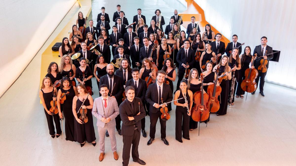 La Joven Orqueta Sinfónica de Cartagena posa con sus instrumentos.
