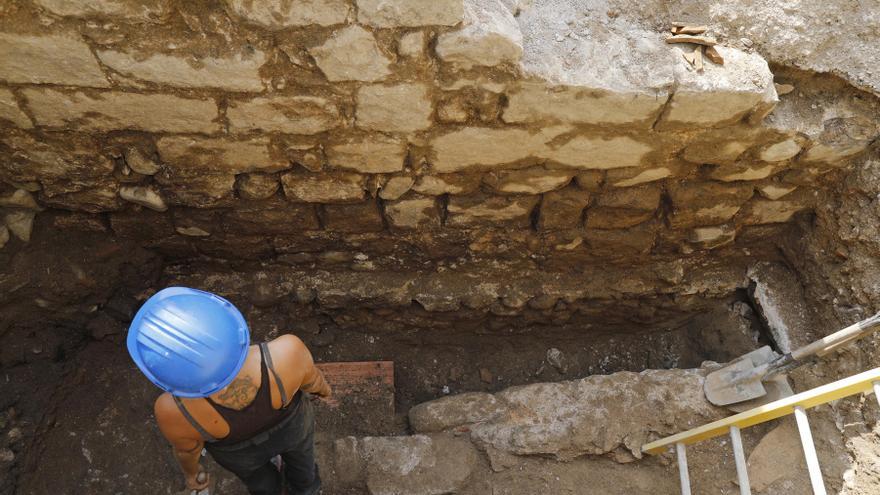 Troben un pany de muralla del segle XIV a la Rambla de Girona