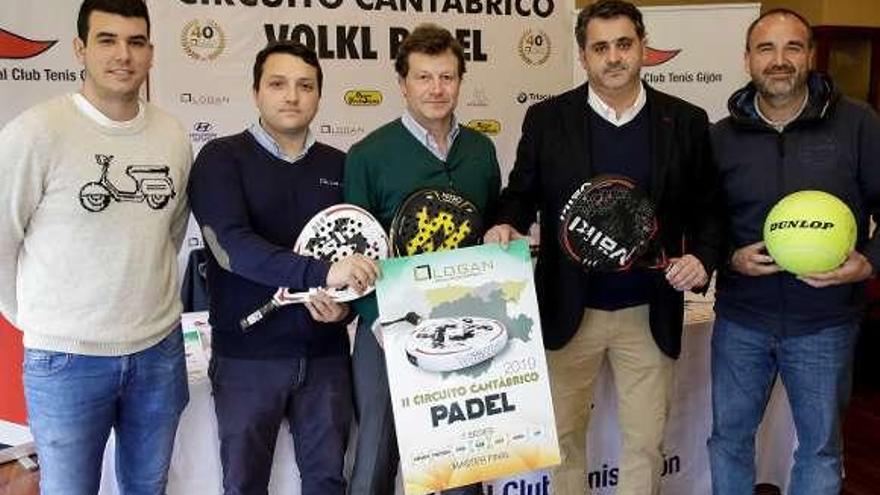 Ángel Gaona, José Fernández, Enrique López, Borja Granjo y Pablo Velasco, ayer, en el Club de Tenis de Gijón.